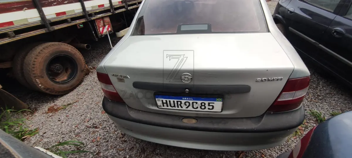 LOTE 013 - Um automóvel da marca GM-CHEVROLET/VECTRA GLS, placas HUR9C85, na cor prata,  ano/modelo 1996/1997, à gasolina, RENAVAM 656927267.