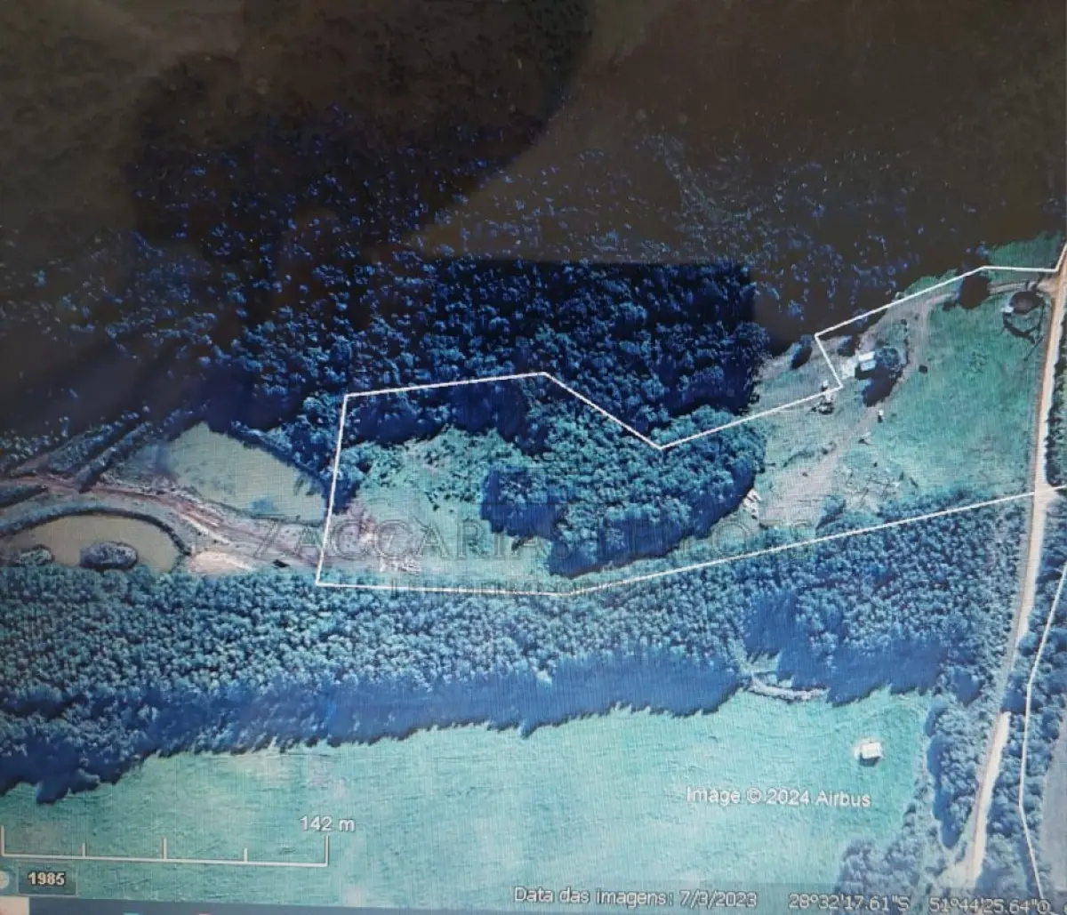 LOTE 003 - IMÓVEL: Uma Parte de  Terras de Cultura, situada no Povoado Arroio dos Moreiras, no Município de Paraí/RS, com a área  superficial de 36.756,00m² (trinta e seis mil e setecentos e cinquenta e seis metros quadrados),  confrontando: ao Norte, com sanga sem denominação com terras de Luis Conte; ao Sul, em dois  segmentos de reta com terras de Ariete Lourdes Dall’Agnol Vargas; ao Leste, com o Arroio dos Moreiras  e com terras de Alfredo Alexandre de Vargas e Jorge Zanela; e, ao Oeste, com terras de Hermes Paludo  e Martinho Paludo. MATRÍCULA Nº 15.617 DO OFICIO DOS REGISTROS PÚBLICOS DA COMARCA  DE CASCA/RS. Reservada a parte ideal de 8.444m², localizada dentro do todo maior pertencente a  terceiros.