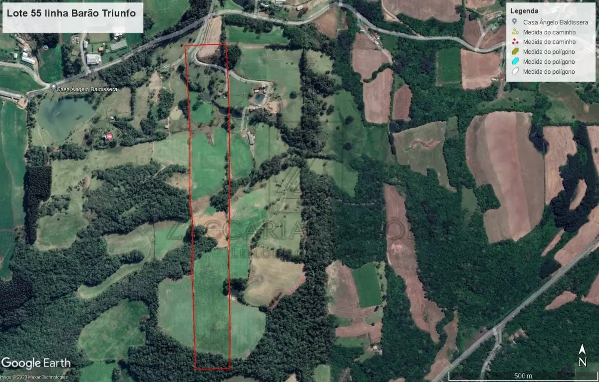 LOTE 001 - Imóvel: 50% (cinquenta por cento) do imóvel a seguir descrito: Parte 151.250,00m2 do lote  rural (cento n° 55 da Linha Barão do Triunfo, neste município, com a área de e cinquenta e um mil, duzentos  e cinquenta metros quadrados) de terras seguintes com casa de madeira, para fins residenciais, com a área  de 77,00m2, com as confrontações: ao norte, com terras do lote n° 56 da mesma Linha Barão do Triunfo,  Castilhos, pelo travessão de frente; ao sul, com terras do lote nº 56 da Linha Júlio de Barão do pelo Triunfo,  travessão e de fundos; ao leste, com terras do lote nº 53 da mesma Linha Baldissera ao oeste, com terras  do mesmo lote n° 55 de Assunta Arcari e outros, hoje de Leonildo Marinello e sua mulher. Tudo conforme  Matrícula nº 16.567 do R.I. da Comarca de Veranópolis RS.