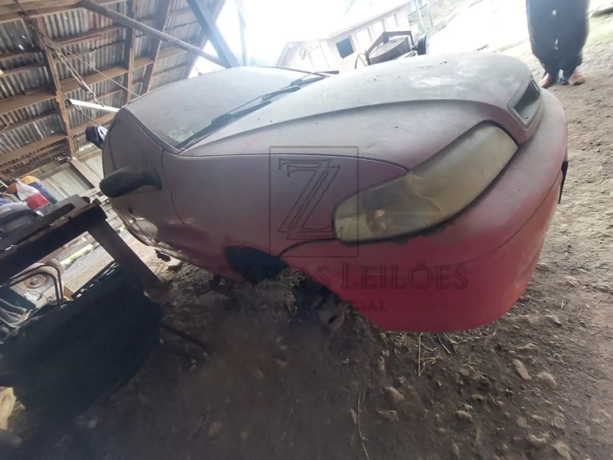 LOTE 010 - Um automóvel da marca FIAT/PALIO FIRE FLEX, placas IMX8A86, na cor vermelha, ano/modelo  2006/2006, RENAVAM 875658075.