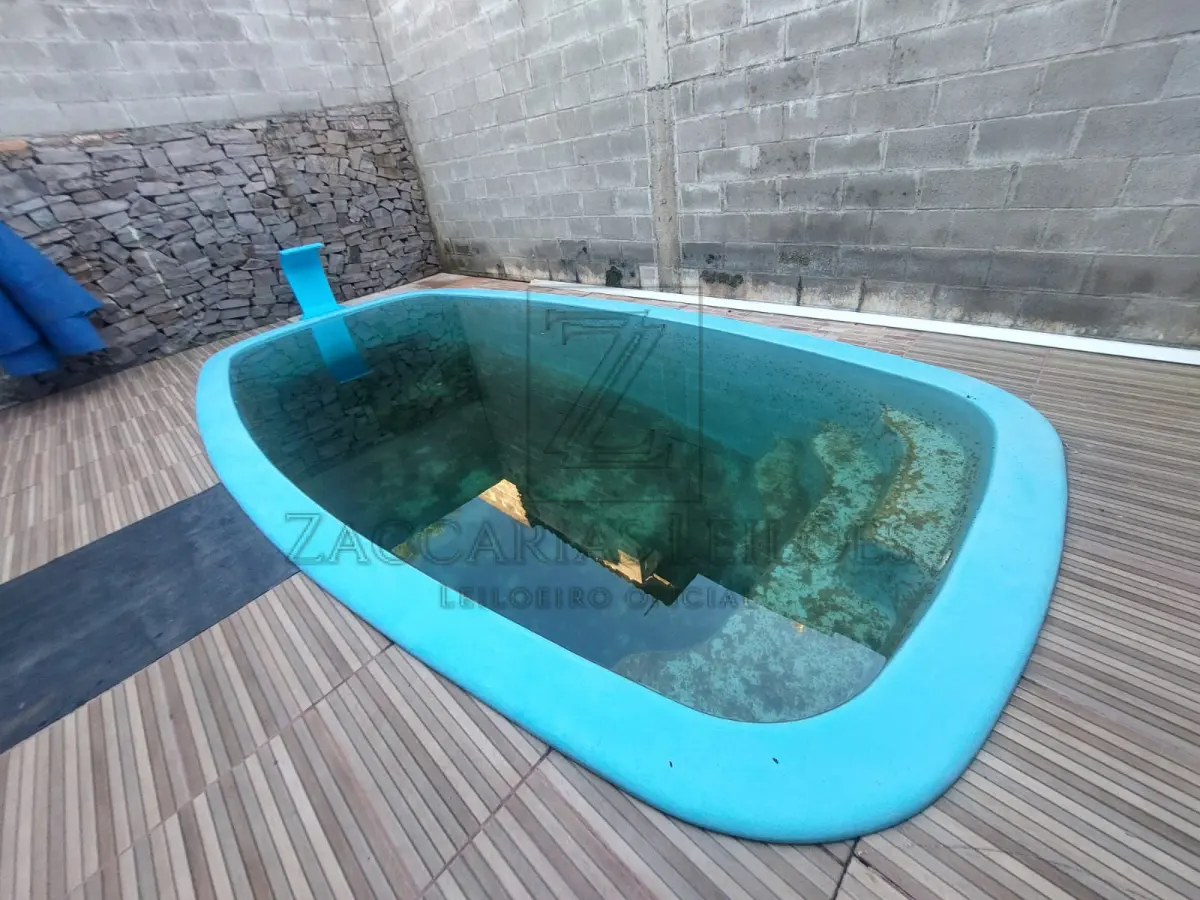 LOTE 009 - Uma piscina de fibra com casa de máquinas, já instalada.