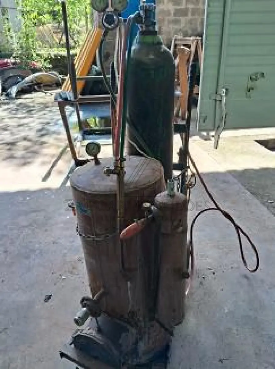 LOTE 002 - 1. Máquina de Solda Carbureteira 2. Máquina Bosch Lixadeira PWS 9 - 180 3. Máquina Bosch  Polidora GPO 14E.
