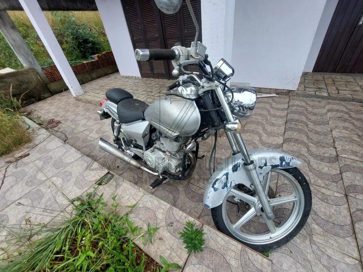 LOTE 015 - Uma motocicleta da marca DAFRA/KANSAS 150, placa MGP1137, na cor prata, ano/modelo  2008/2009, RENAVAM 179909215.