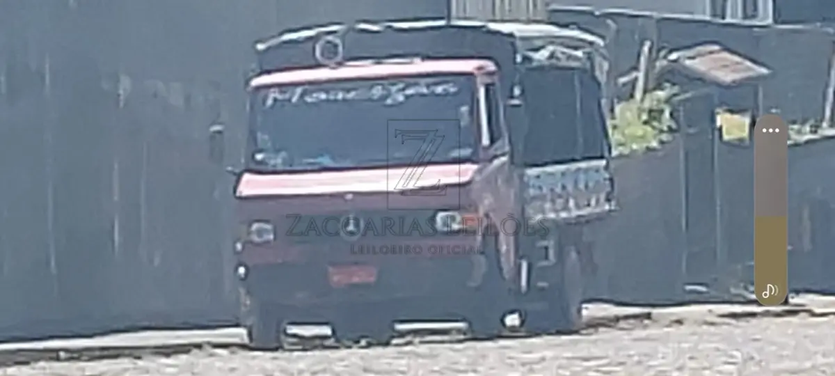 LOTE 003 - Caminhão MERCEDES BENZ/709, placas BYC6093, Ano/Modelo 1994, RENAVAM 624622401, na cor  roxa, à diesel.