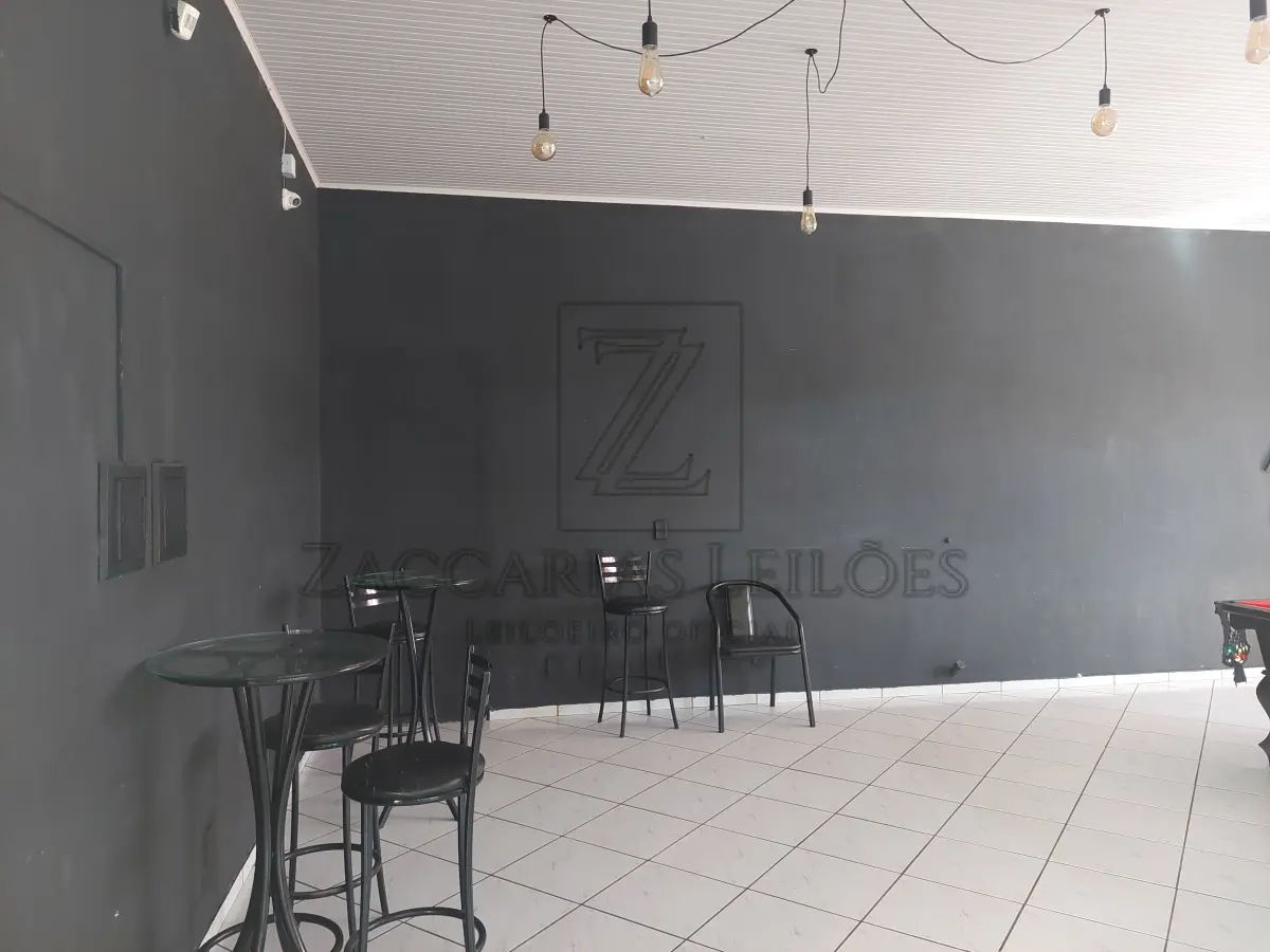 LOTE 001 - Imóvel – Lote número 125, da quadra I, do loteamento Nossa Senhora de Fátima, na cidade de Nova Araçá – RS, com a área de 375,00m², medindo 15,00 e frente: ao Norte, à rua Luiz Zuchetti, lado par, por 25,00m de extensão, da frente ao fundo, por ambos os lados, o qual entesta no fundo; ao Sul, onde tem a mesma medida da frente, com o lote 121, dividindo-se por um lado; ao Leste, com o lote número 124, pelo outro lado; ao Oeste, com a Rua Dom José Barea, lado ímpar, para onde também faz frente e com quem forma esquina. Matricula 12.319 do R.I. da Comarca de Casca RS. Avaliação do imóvel R$ 215.000,00(duzentos e quinze mil reais). 2. Lote número 124, da quadra I, do loteamento Nossa Senhora de Fátima, na cidade de Nova Araçá – RS, com a área de 375,00m², no lado par da rua Luiz Zuchetti, distante 15,00m da esquina da Rua Dom Jose Barea, medindo e confrontado: ao Norte, por 15,00 metros frente com à rua Luiz Zuchetti, por uma área verde; ao Sul, por 15,00m, fundos com o lote 121; por um lado, ao Leste, por 25,00m com o lote número 123; e por outro lado, ao Oeste, por 25,00m, com lote número 125. Matricula 15.450 do R.I. da Comarca de Casca RS. Avalição do Imóveil R$ 215.000,00(duzentos e quinze mil reais). Encontrase edificado sobre os referidos terrenos um Posto de Combustíveis com, aproximadamente, 900m² de área construída, composto de 04 (quatro) bombas duplas (08 (oito) bicos de abastecimento), uma lavagem de veículos, lanchonete, 2 banheiros, escritorio e sala de jogos, sendo a parte superior composta por 02 (dois) Apartamentos residências de aproximadamente, 60m² cada um. Bens em bom estado de conservação. Avaliação R$ 2.450.000,00 (dois milhões, quatrocentos e cinquenta mil reais). Total da Avaliação é de R$ 2.880.000,00 (dois milhão, oitocentos e ointenta mil reais).