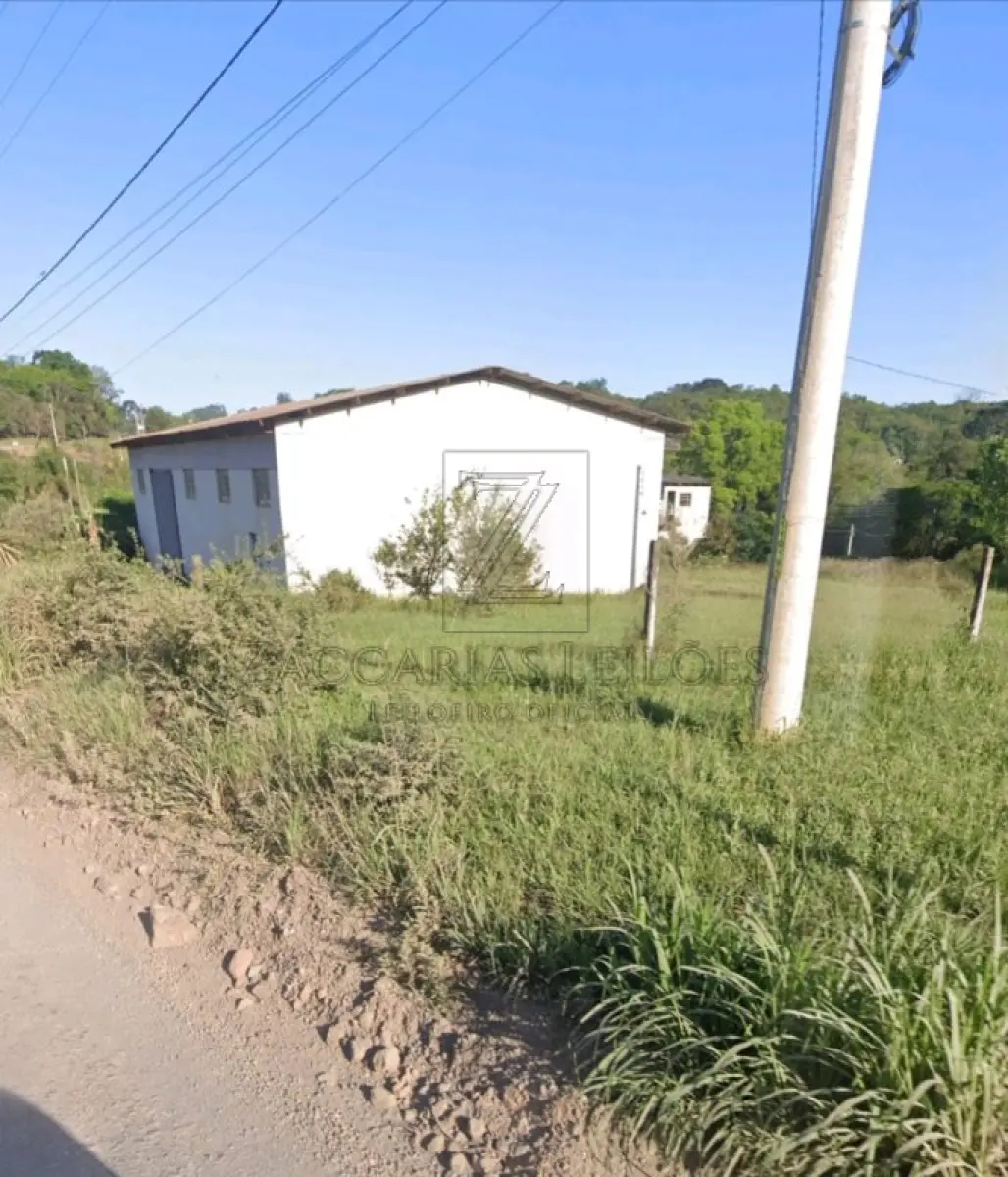 LOTE 005 - Parte ideal dentro do todo maior correspondente a 5.500,00M²,  com as benfeitorias, sendo  uma casa de alvenaria e um galpão comercial conforme R.17.3512, no Imóvel: UMA ÁREA DE  TERRAS, Constituída de parte do lote rural nº 96, com 293.966,00m², parte do 98 com 70.653,74m², e  sobra que faz fundo ao lote nº 96, com 21.450,00m², todos da Linha General Osório, em Vista Alegre,  neste Município, perfazendo a área total de 386.069,74m² contendo uma casa de moradia com 120m² e  um moinho com todos os equipamentos com 300m², confrontando atualmente: ao NORTE, com a sobra  do lote nº 96 da mesma linha General Osório, e com o lote nº 71 da linha Senador Otaviano; ao Sul, com  os lotes nºs 95 e 97; a LESTE, com o mesmo lote nº 96 e ao OESTE, com o mesmo lote nº 98, todos da  linha General Osório. MATRÍCULA nº 3512 do R. I. da comarca de Nova Prata/RS.