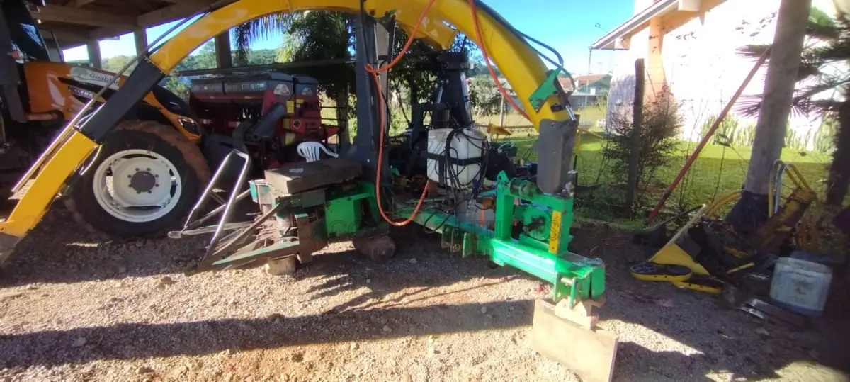 LOTE 008 - Ensiladiera JF C 120 Plataforma. DATEC. Em uso.