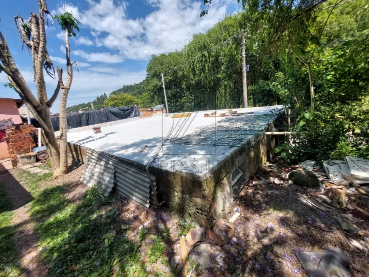 LOTE 003 - Imóvel: Lote nº 264 da quadra 21, zona 05, distrito 01, do Loteamento do núcleo Habitacional  “Promorar” “Vila Segundinha”, nesta cidade, com 143,70m² de área, fazendo frente, a sudeste, em  8,00 metros, com a Rua Capitão Pelegrino Guzzo; a sudoeste, em 17,90 metros, com o lote 272, nos fundos,  a noroeste, em 8,00 metros, com a Rua UM; a nordeste, em 17,90 metros, com o lote 256, área verde;  situado na quadra formada pelas ruas UM, Capitão Pelegrino Guzzo e passagem. MATRÍCULA 6.724 do  R. I. da comarca de Veranópolis/RS. Benfeitoria: uma casa de moradia com a área construída de  16,8750m², número 614.