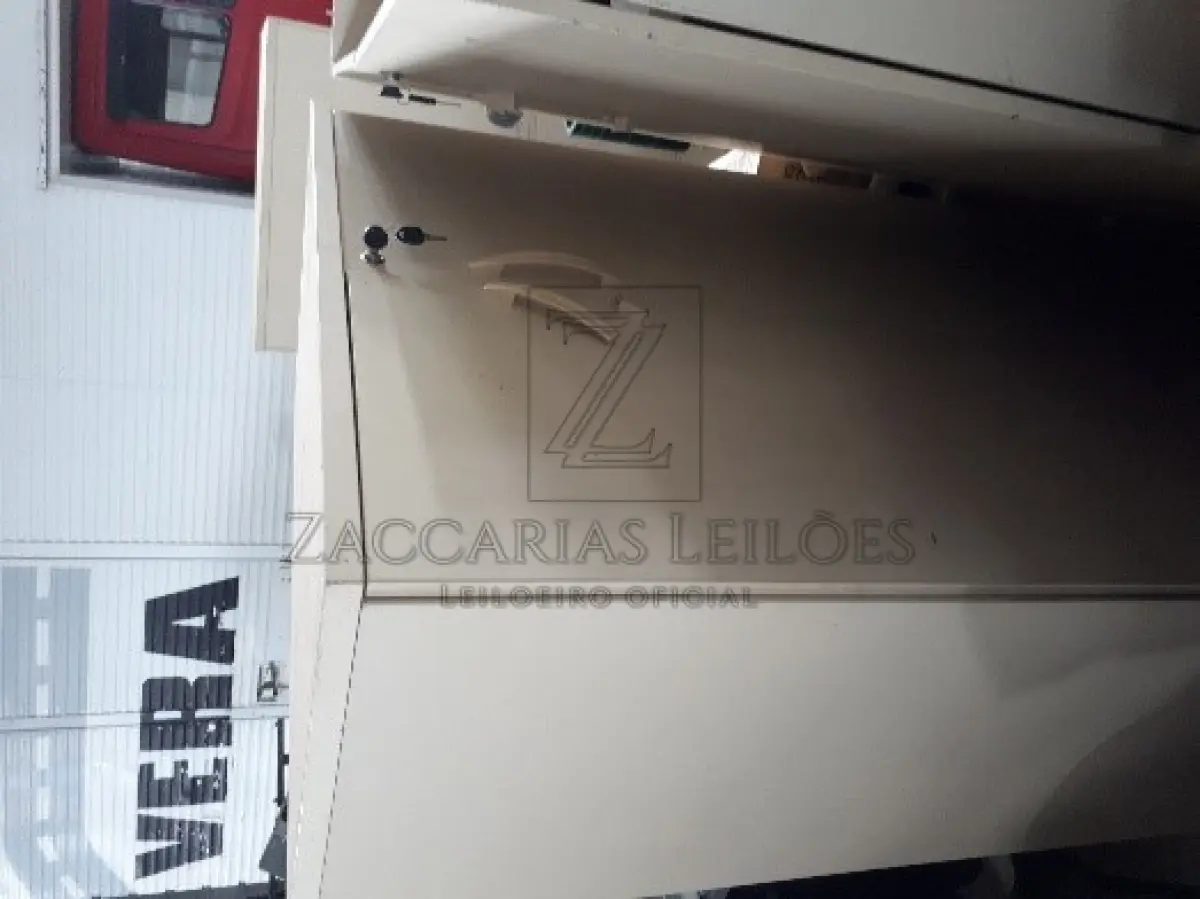 LOTE 006 - MÓVEIS E UTENCILIOS  - 13 cadeiras brancas de plástico; 2 cadeiras com rodizio sem braço; 1 cadeira com rodizio com braço; 19 cadeiras fixas sem braço; 1 cadeira fixa com braço; Uma estação de trabalho, marrom sem gavetas, bem danificada; Uma pia de pestal, marca Deca, branca, quebrada; Treze lixeiras, San remo 20 litros; 12 Lixeiras Marfinite Brancas; 01 longarina de 3 lugares, banco recepção; 02 armários de duas portas, bege, com chaves; 05 balcões de duas portas; 01 Balcão de Recepção; 02 Gaveteiros de 4 gavetas com rodizio; Um tampo de mesa; 2 Bancos Veiculares de Ônibus; Um sofá de dois lugares; Um sofá de três lugares; Duas mesas redondas; dois Conjuntos mesa de refeitório de 4 e 6 lugares; 4 mesas de trabalho em Inox; 3 mesas brancas de 4 lugares; 2 Rack de servidor; 24 rolos de formulário para impressora Um carrinho para bandejas, com cinquenta bandejas; divisórias de pvc e trilhos.
