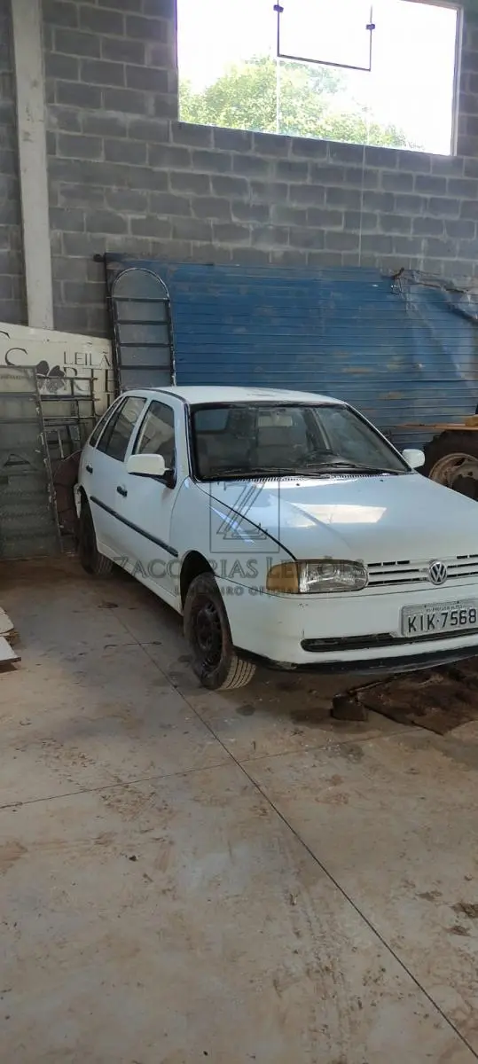 LOTE 020 - Um automóvel da marca VW-VOLKSWAGEN/GOL MI, placas KIK7568, ano/modelo 1998/1999, na  cor branca, RENAVAM 706212169.