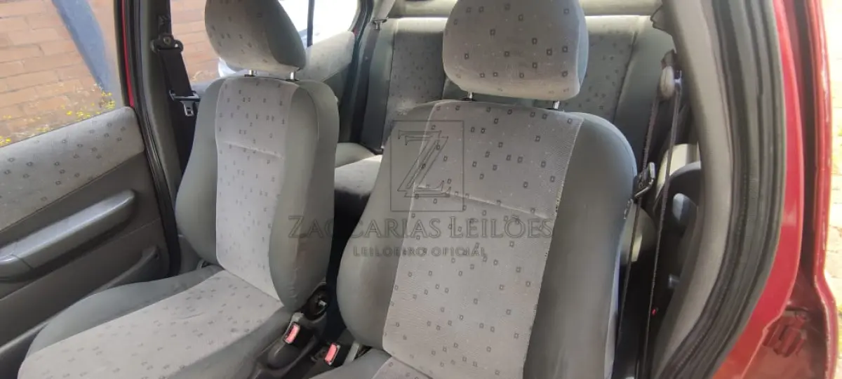 LOTE 005 - Um automóvel da marca FORD/FIESTA STREET, placas IKZ8646, na cor vermelha, ano/modelo 2002/2002, à Gasolina, RENAVAM 00796569797.