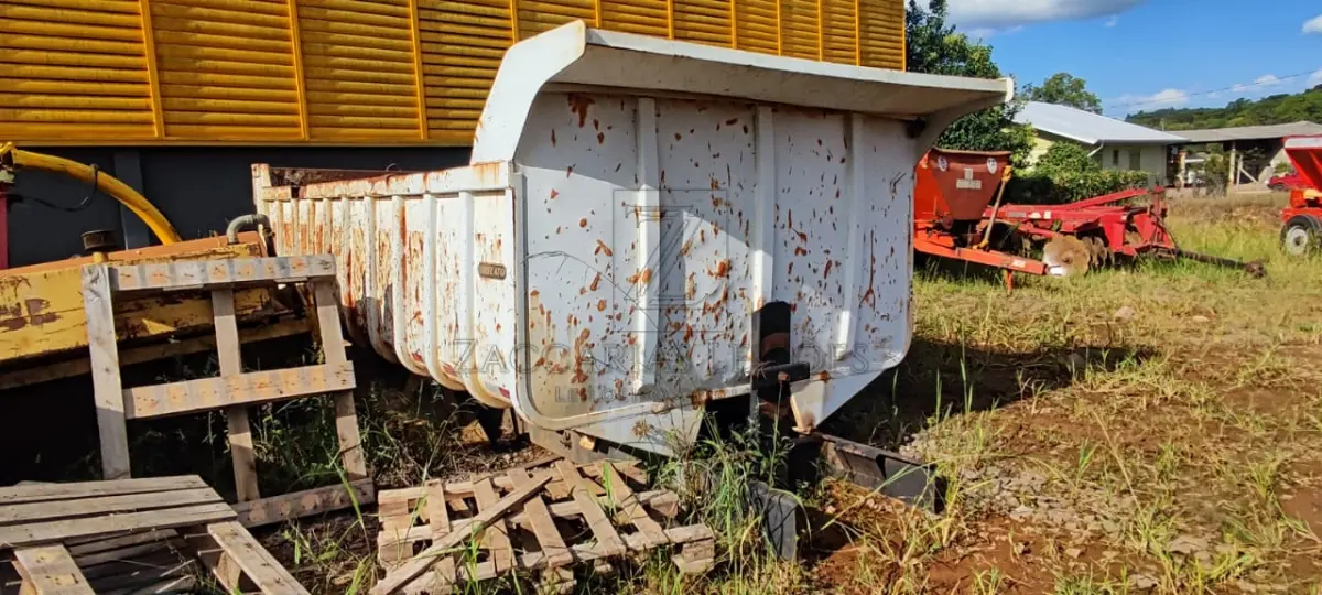 LOTE 010 - Uma Caçamba basculante, com 6 metros. Necessita reforma.