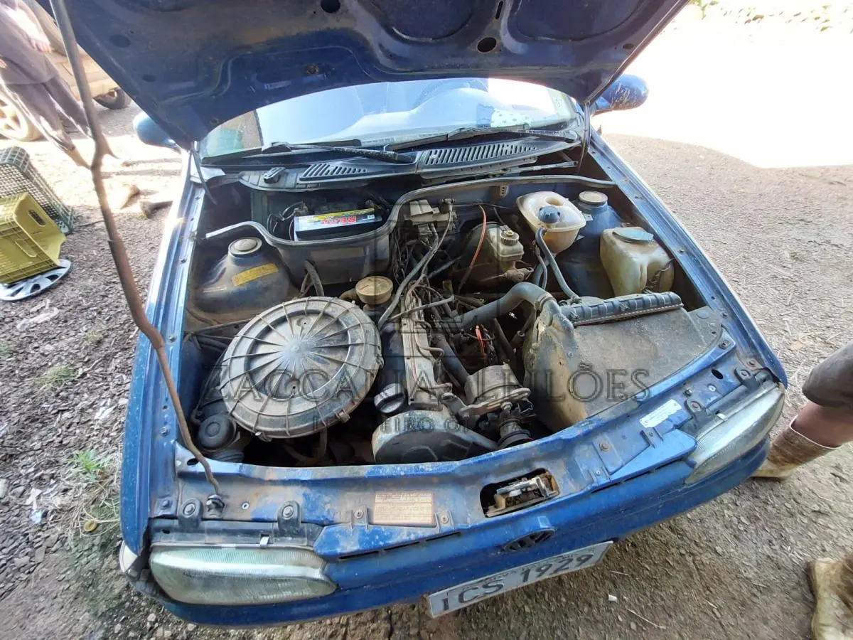 LOTE 010 - Um automóvel da marca VOLKSWAGEN/GOL CLI, placas ICS1929, na cor azul, ano/modelo  1995/1995, à gasolina, RENAVAM nº 630991952.