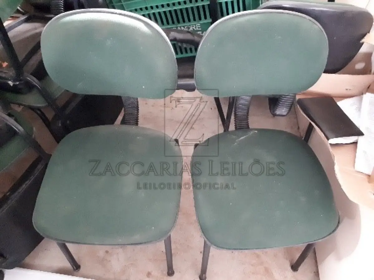 LOTE 006 - MÓVEIS E UTENCILIOS  - 13 cadeiras brancas de plástico; 2 cadeiras com rodizio sem braço; 1 cadeira com rodizio com braço; 19 cadeiras fixas sem braço; 1 cadeira fixa com braço; Uma estação de trabalho, marrom sem gavetas, bem danificada; Uma pia de pestal, marca Deca, branca, quebrada; Treze lixeiras, San remo 20 litros; 12 Lixeiras Marfinite Brancas; 01 longarina de 3 lugares, banco recepção; 02 armários de duas portas, bege, com chaves; 05 balcões de duas portas; 01 Balcão de Recepção; 02 Gaveteiros de 4 gavetas com rodizio; Um tampo de mesa; 2 Bancos Veiculares de Ônibus; Um sofá de dois lugares; Um sofá de três lugares; Duas mesas redondas; dois Conjuntos mesa de refeitório de 4 e 6 lugares; 4 mesas de trabalho em Inox; 3 mesas brancas de 4 lugares; 2 Rack de servidor; 24 rolos de formulário para impressora Um carrinho para bandejas, com cinquenta bandejas; divisórias de pvc e trilhos.