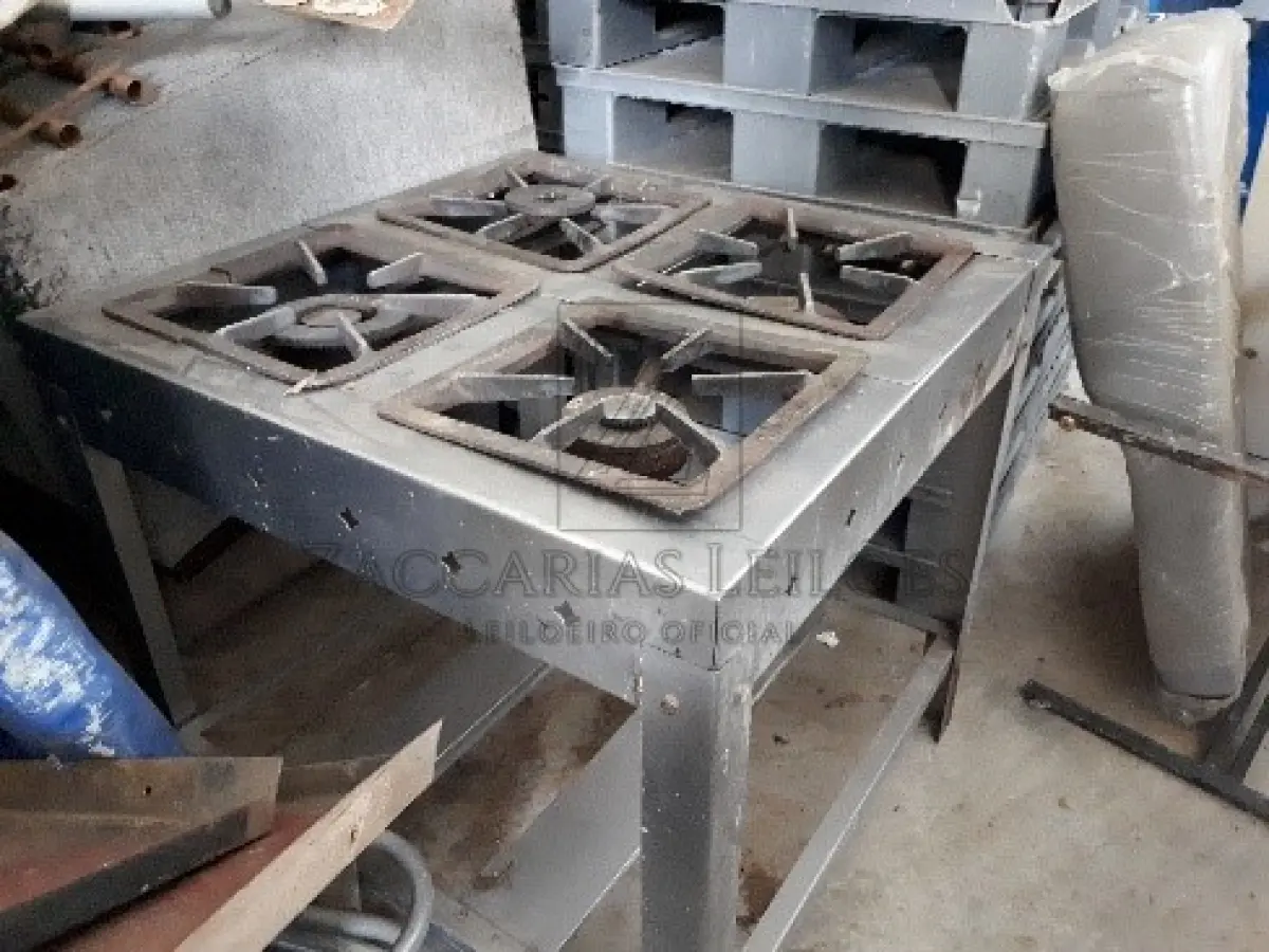 LOTE 009 - Equipamentos de Cozinha: Um forno elétrico NARDELI 22Litros; 1 fogão industrial 4 bocas, PROGÁS; 1 fogão 4 bocas branco, marca ESMALTEC; 1 fritadeira, marca Tedesco; 2 panelas grandes de alumínio.
