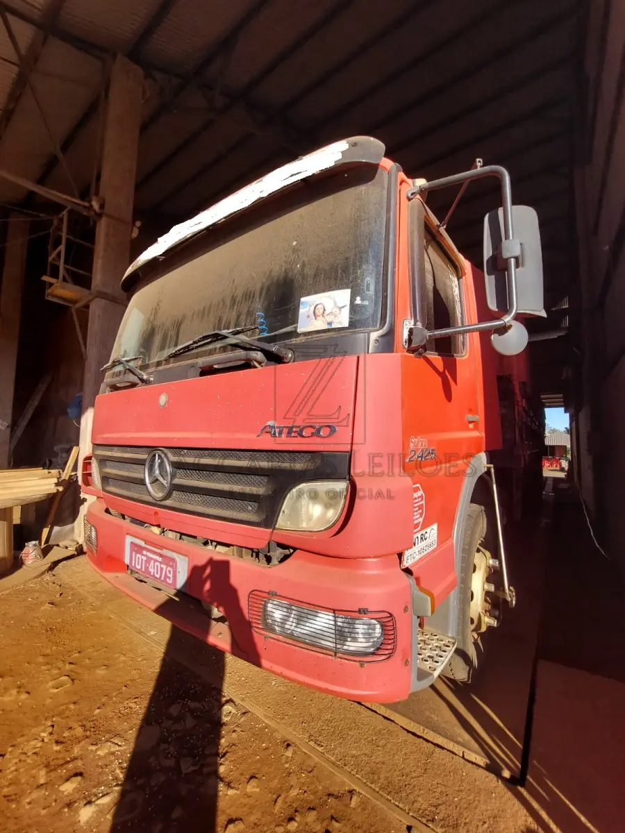 LOTE 003 - Um caminhão da marca M.BENZ/ATEGO 2425, placas IOT4079, ano/modelo 2008, na cor  vermelha, RENAVAM 966074939.