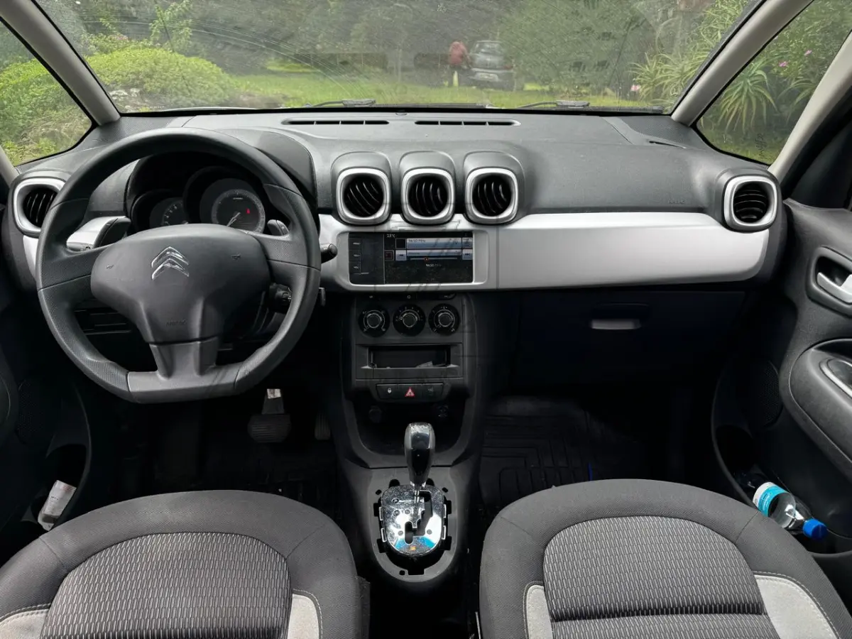 LOTE 003 - Um automóvel da marca CITROEN/AIRCROSS A FELL, placas IXP0157, na cor prata, à Gasolina/Álcool, na cor prata, ano/modelo 2016/2017, RENAVAM 1104626249.