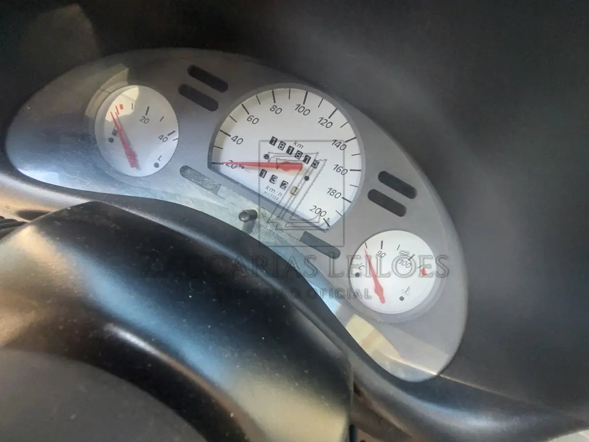 LOTE 013 - Um automóvel da marca GM/CORSA WIND, placas IJM2C28, na cor prata, ano/modelo 2000/2001,  à gasolina, RENAVAM 736664084.