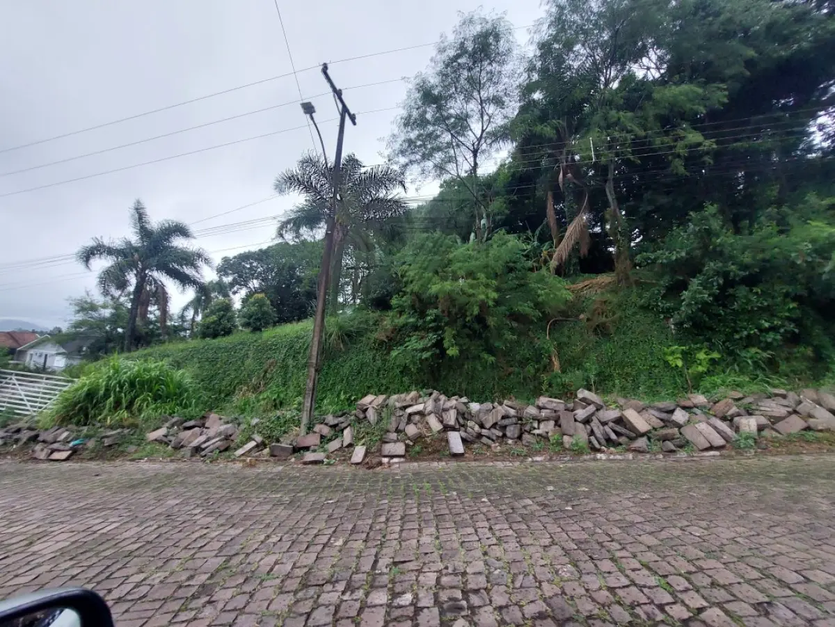 LOTE 002 - IMÓVEL: LOTE Nº 02, da quadra “F” do Loteamento da Encosta, na cidade de Paraí/RS, com  a área superficial de 712,05m² (setecentos e doze metros e cinco centímetros quadrados), medindo  15,00m de frente, ao SUDOESTE, à Rua Presidente Kennedy, lado par, por 46,66m de extensão da  frente ao fundo, por um lado, ao SUDESTE, onde se divide com o lote nº 03 da mesma quadra, e 48,28m,  também da frente ao fundo, pelo outro lado, ao NOROESTE, donde dista 63,00m da esquina com a Rua  Félix Eusébio Brandalise, onde se divide com o lote nº 01, da mesma quadra, e no fundo, ao NORDESTE,  dito terreno mede 15,09m, entestando com terras de José Peretti. MATRÍCULA Nº 11.192, DO OFICIO  DOS REGISTROS PÚBLICOS DA COMARCA DE CASCA/RS.