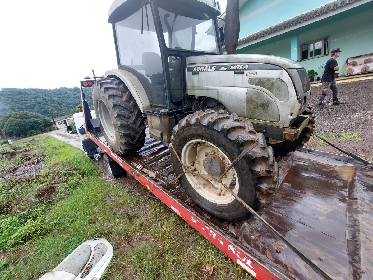 LOTE 005 - Um Trator da marca AGRALE/5075, de cor cinza, ano 2008, em regular estado de conservação.
