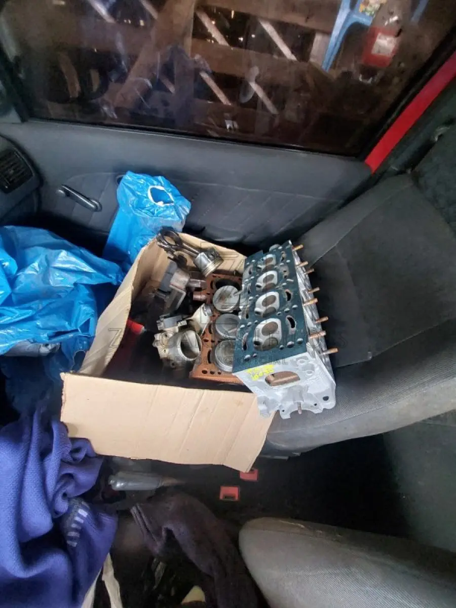 LOTE 010 - Um automóvel da marca FIAT/PALIO FIRE FLEX, placas IMX8A86, na cor vermelha, ano/modelo  2006/2006, RENAVAM 875658075.