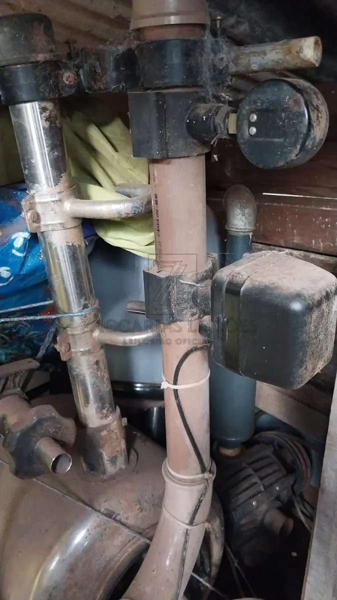 LOTE 014 - Uma ordenhadeira da marca GIMENEZ, com motor de indução trifásico marca VOGES e pulsador  eletrônico com quatro saídas.