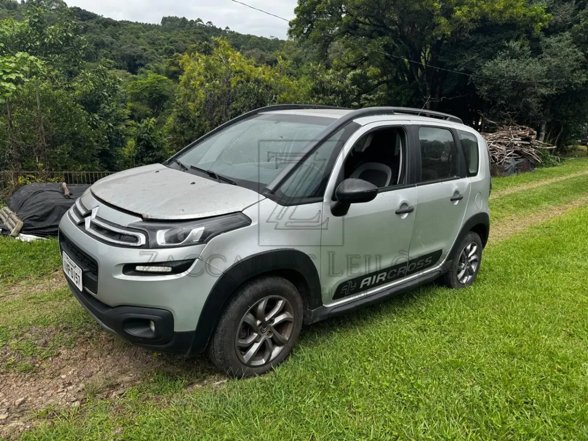 LOTE 003 - Um automóvel da marca CITROEN/AIRCROSS A FELL, placas IXP0157, na cor prata, à Gasolina/Álcool, na cor prata, ano/modelo 2016/2017, RENAVAM 1104626249.
