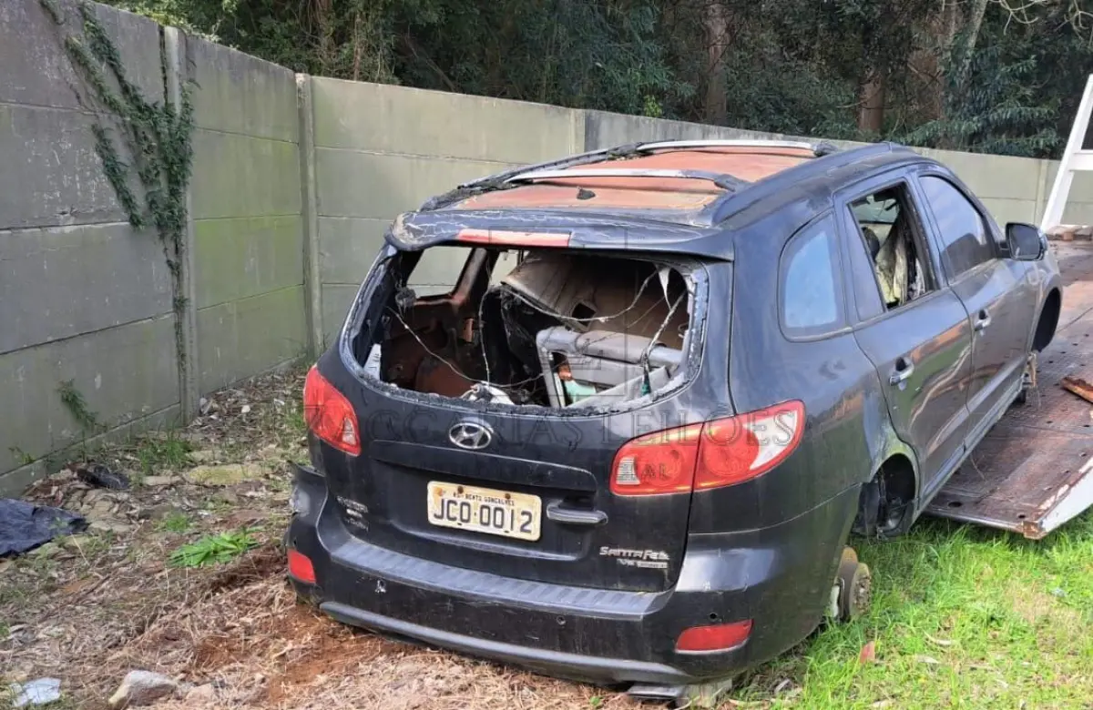 LOTE 001 - Um veiculo da marca I/HYUNDAI SANTAFÉ GLS V6,  ano/modelo 2009/2010, cor preta, placa JCO0012, em estado de sucata.