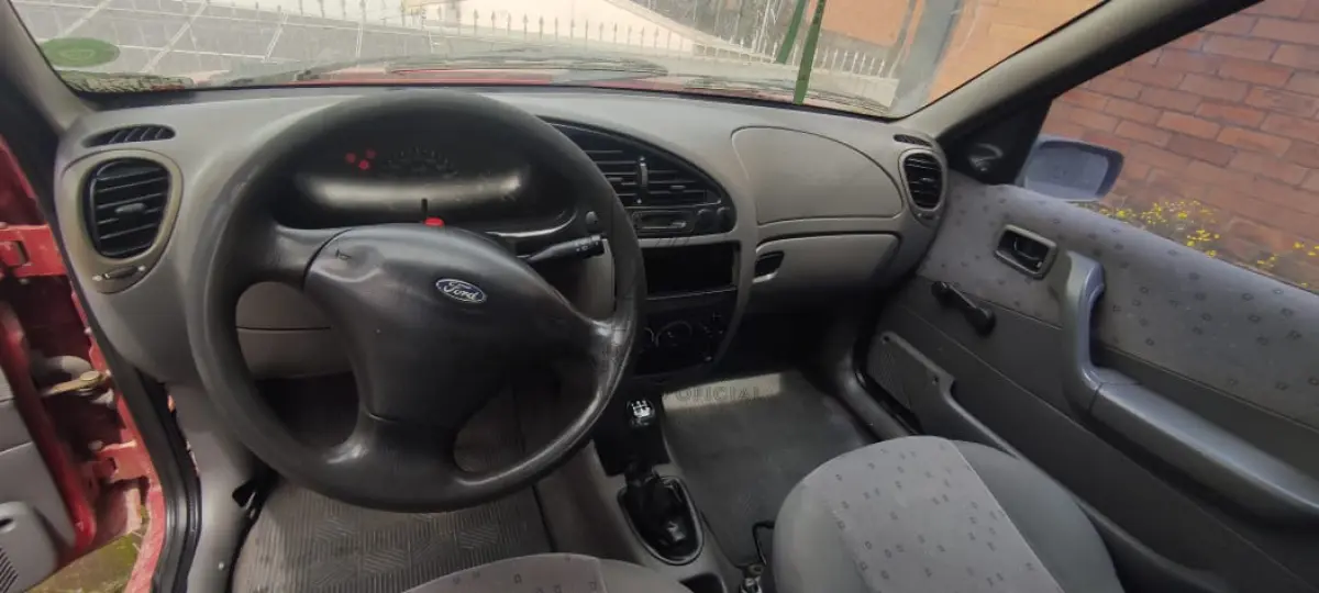 LOTE 005 - Um automóvel da marca FORD/FIESTA STREET, placas IKZ8646, na cor vermelha, ano/modelo 2002/2002, à Gasolina, RENAVAM 00796569797.