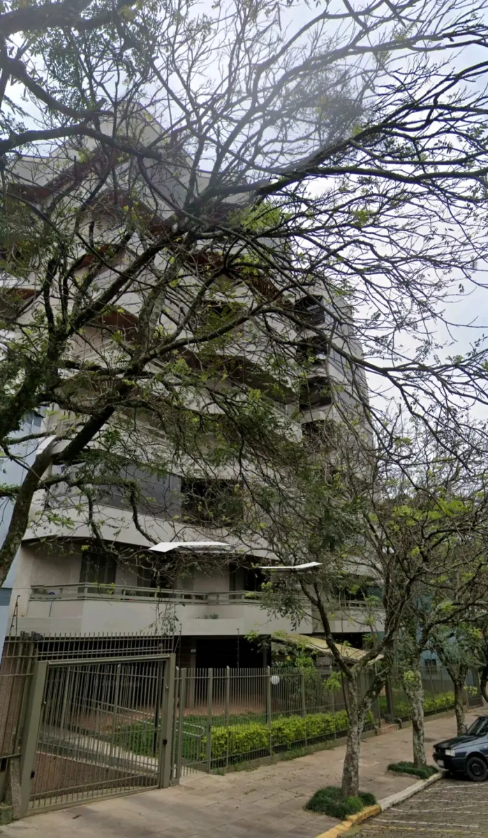 LOTE 003 - APARTAMENTO 301, localizado no terceiro andar do edifício "CONDOMÍNIO RESIDENCIAL  BELLA VISTA", com acesso pelo número 530 da Avenida Cônego Peres, o primeiro da esquerda para  a direita de quem olha prédio pela mencionada Avenida, de frente, composto de hall de entrada, lavabo,  gabinete, copa/cozinha, sala de jantar, sala de estar, 04 dormitórios, circulação, 03 banheiros, lavanderia,  03 sacadas e mais o BOX DE ESTACIONANENIO Nº 01, localizado no primeiro subsolo, com espaço para  02 automóveis de passeio e com área privativa de 30,00m², e que confronta: ao norte, com a circulação de  acesso ao pavimento; ao sul, com a área destinada ao condomínio localizada entreo próprio box 01 e a  circulação de saída de elevadores; ao leste, com a circulação de veículos, e ao oeste, com parede limite  oeste do pavimento; dito apartamento tem a área real privativa de 171,5000m², área real de uso comum de  90,7264m², perfazendo a área real total de 262,2264m², correspondendo-lhe nas partes comuns do edifício,  indivisíveis e inalienáveis, inclusive no terreno onde o mesmo se acha construído, a fração ideal de  0,032280. O terreno onde o prédio se acha construído é constituído de parte do lote urbano nº 4 da Avenida  Conego Peres, nesta cidade, com 1.750,00m², dista 50,00m da esquina da Avenida Luiz Marafon, pelo lado  norte, no quarteirão formado pelas referidas vias, mais Avenidas Borges de Medeiros e Fernando Luzzatto,  mede 35,00m de frente ao oeste, a Avenida Cônego Peres, lado par, por 50,00m da frente ao fundo, por  ambos os lados, tendo no fundo a mesma medida da frente. MATRÍCULA Nº 12160, do R. I. DA COMARCA  DE NOVA PRATA.