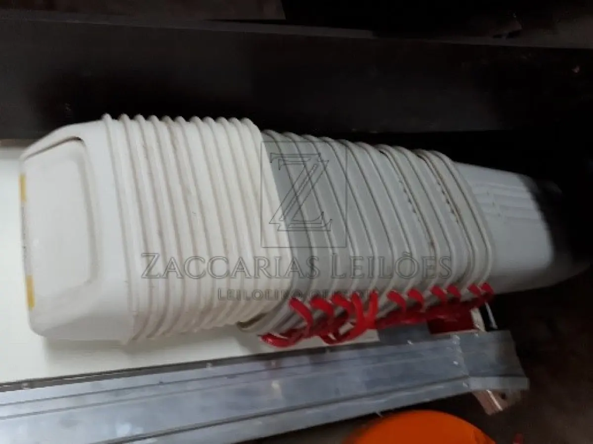 LOTE 006 - MÓVEIS E UTENCILIOS  - 13 cadeiras brancas de plástico; 2 cadeiras com rodizio sem braço; 1 cadeira com rodizio com braço; 19 cadeiras fixas sem braço; 1 cadeira fixa com braço; Uma estação de trabalho, marrom sem gavetas, bem danificada; Uma pia de pestal, marca Deca, branca, quebrada; Treze lixeiras, San remo 20 litros; 12 Lixeiras Marfinite Brancas; 01 longarina de 3 lugares, banco recepção; 02 armários de duas portas, bege, com chaves; 05 balcões de duas portas; 01 Balcão de Recepção; 02 Gaveteiros de 4 gavetas com rodizio; Um tampo de mesa; 2 Bancos Veiculares de Ônibus; Um sofá de dois lugares; Um sofá de três lugares; Duas mesas redondas; dois Conjuntos mesa de refeitório de 4 e 6 lugares; 4 mesas de trabalho em Inox; 3 mesas brancas de 4 lugares; 2 Rack de servidor; 24 rolos de formulário para impressora Um carrinho para bandejas, com cinquenta bandejas; divisórias de pvc e trilhos.