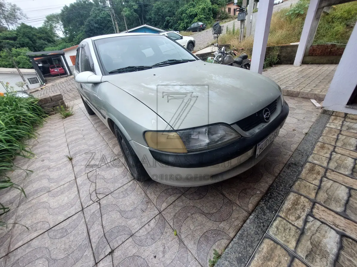 LOTE 013 - Um automóvel da marca GM-CHEVROLET/VECTRA GLS, placas HUR9C85, na cor prata,  ano/modelo 1996/1997, à gasolina, RENAVAM 656927267.