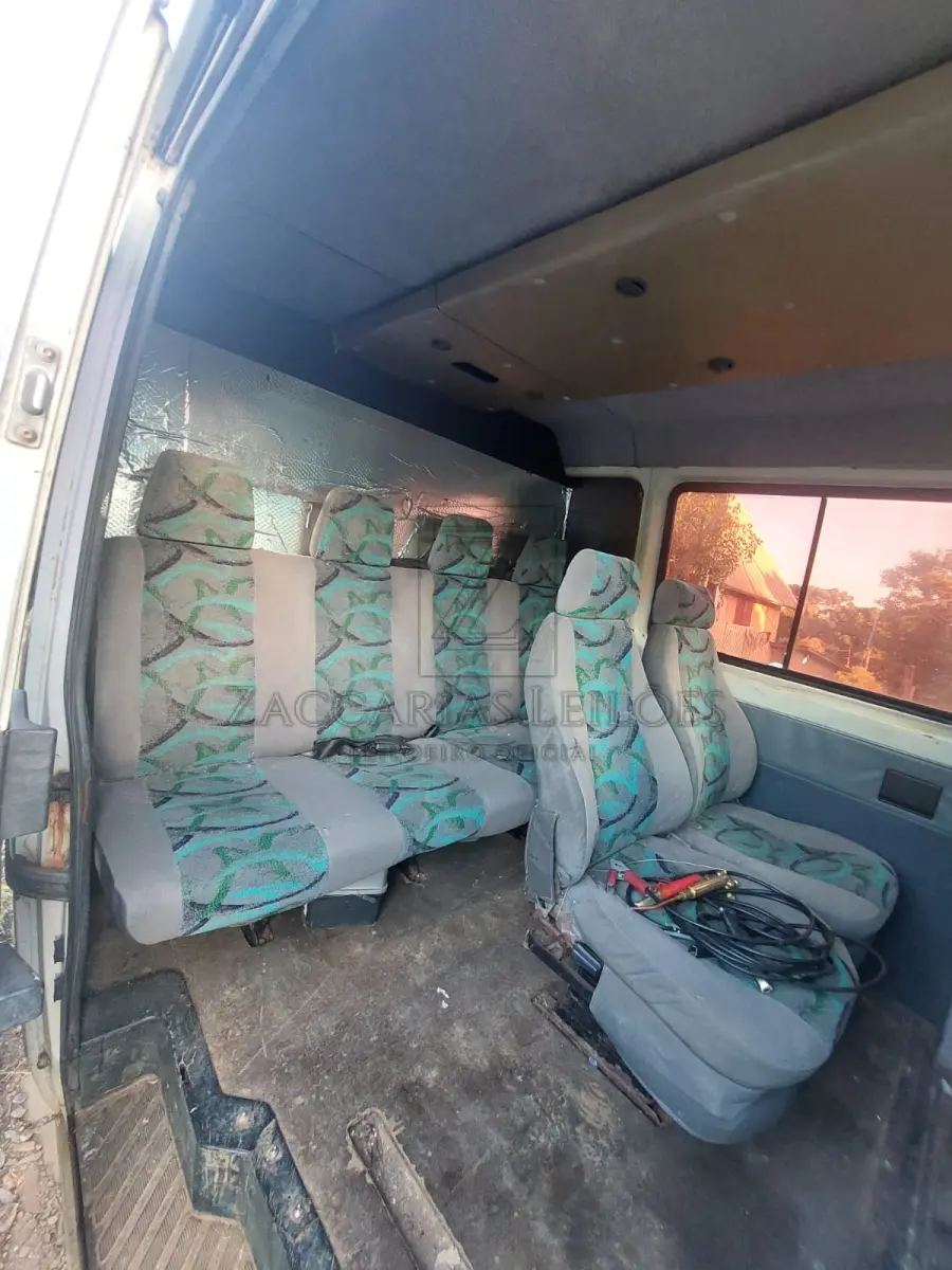 LOTE 007 - MP/M. BENZ 310D SPRINTER, placas LCR9320, na cor branca, ano/modelo 1998/1998,  RENAVAM 714205826, em regular estado de conservação.(Motor não funciona,  sem bateria,  lataria com vários amassados e ferrugens).