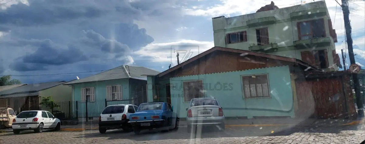 LOTE 001 - 1/3 (um terço) de 50% do imóvel, de propriedade do executado Adroaldo Marini da LuzA, referente  ao Imóvel casa de alvenaria nº 521 da Rua Júlio de Oliveira, nesta cidade, e o respectivo terreno, o lote  urbano nº 1226 da quadra 12, zona 04, distrito 01, com a área de 300,00m² (trezentos metros quadrados)  de terra sem benfeitorias, constituído de parte do antigo lote 22 da Rua Tiradentes, e confrontando: ao  norte, com terras de Avelino Bissani, que foram de Solon Andrade de Araújo Sobrinho, por 24,00 metros;  ao leste, por 12,50 metros com a Rua Júlio de Oliveira e ao oeste, também por 12,50 metros, com terras  de Norma Alves de Albuquerque. MATRÍCULA nº 2.939 do Ofício de Registro de Imóveis, da Comarca de  Veranópolis/RS.
