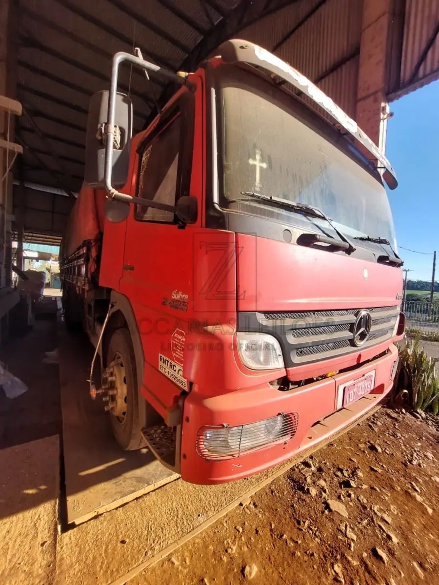 LOTE 003 - Um caminhão da marca M.BENZ/ATEGO 2425, placas IOT4079, ano/modelo 2008, na cor  vermelha, RENAVAM 966074939.