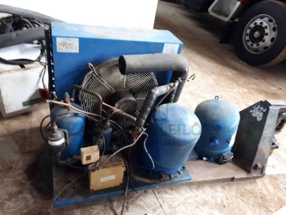 LOTE 008 - Equipamentos câmara fria: Seis paredes e câmara fria de aproximadamente 2 metros; 30 – Duas paredes de câmara fria 3 metros; 31 – Duas portas de câmara fria; 1 motor COMPACT para câmara fria, LIRE HCN 064b20v; 9 placas termo isolantes MBP ISOBLOCK.