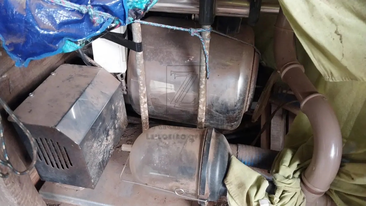 LOTE 014 - Uma ordenhadeira da marca GIMENEZ, com motor de indução trifásico marca VOGES e pulsador  eletrônico com quatro saídas.