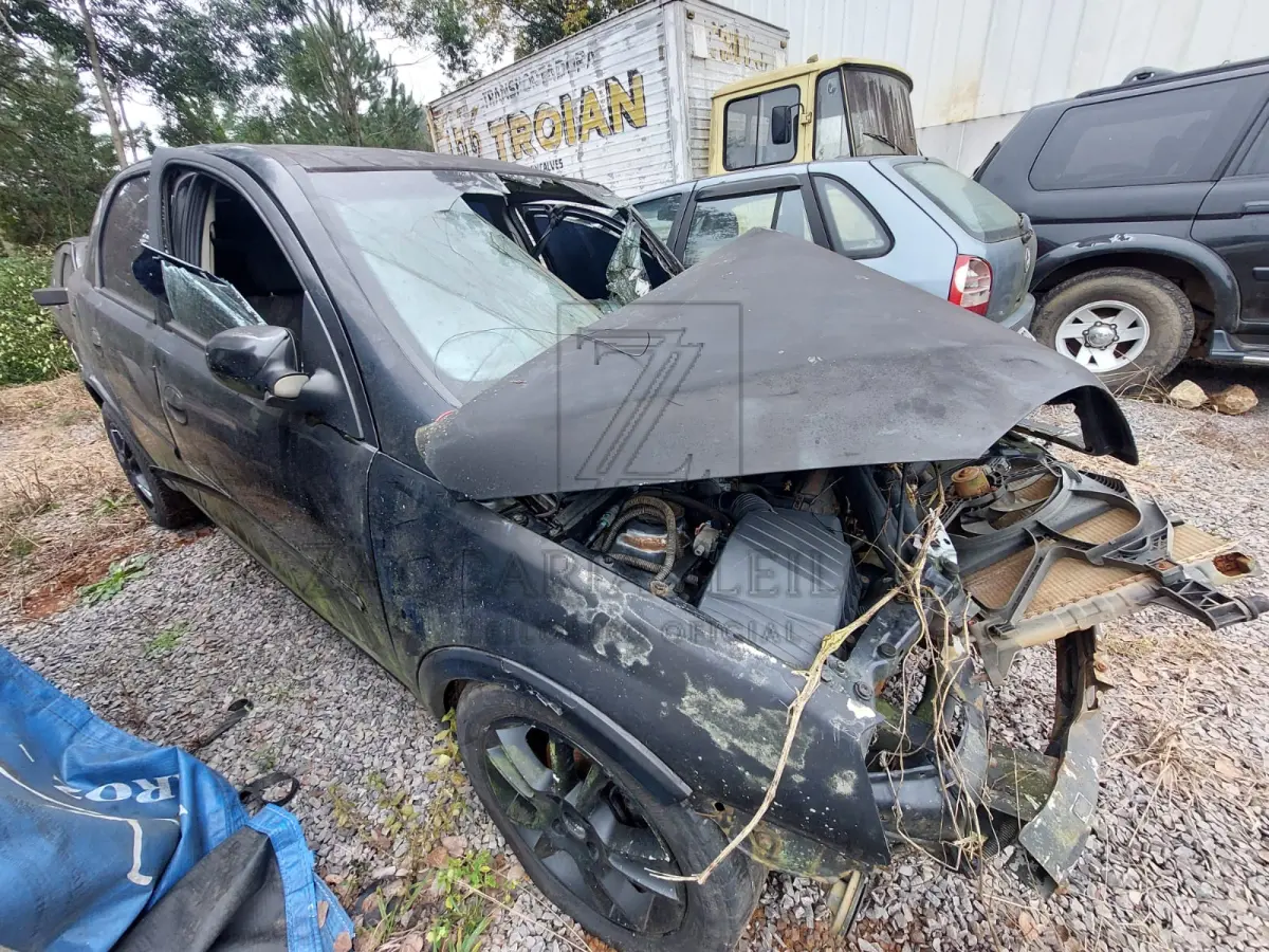 LOTE 006 - Direitos e Ações de um automóvel da marca GM/CORSA SEDAN, placas MCT7C42, na cor Preta,  à Gasolina, ano/modelo 2002/2002, RENAVAM 779496159.