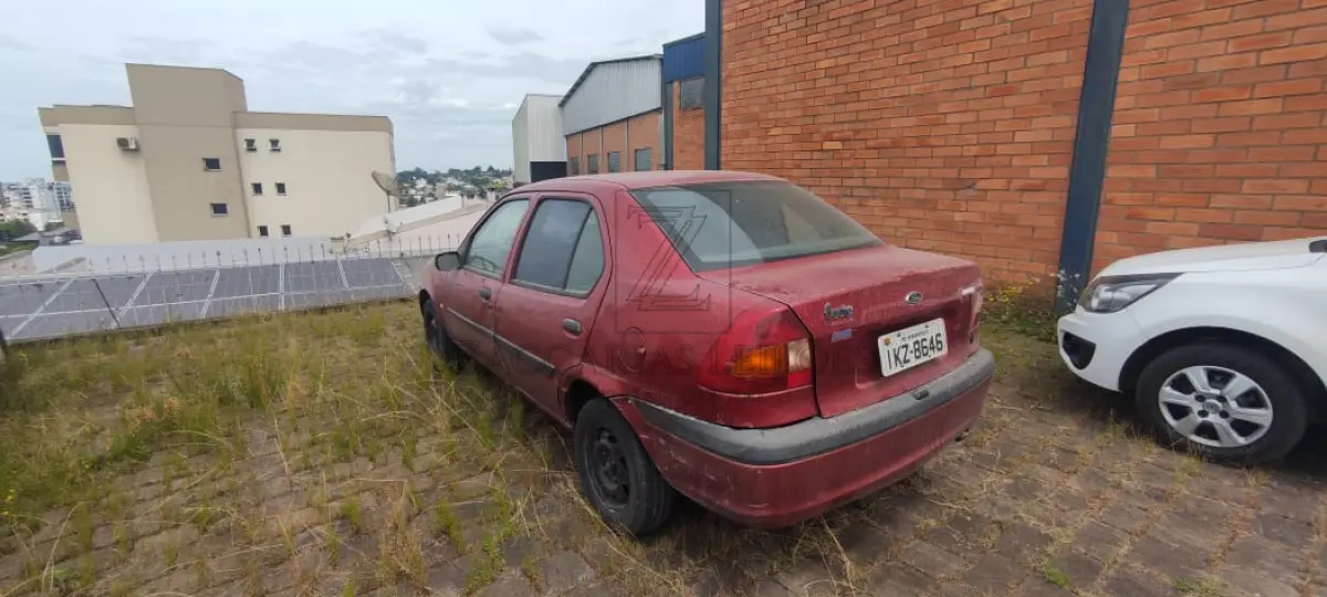 LOTE 005 - Um automóvel da marca FORD/FIESTA STREET, placas IKZ8646, na cor vermelha, ano/modelo 2002/2002, à Gasolina, RENAVAM 00796569797.