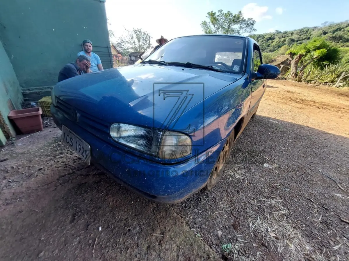 LOTE 010 - Um automóvel da marca VOLKSWAGEN/GOL CLI, placas ICS1929, na cor azul, ano/modelo  1995/1995, à gasolina, RENAVAM nº 630991952.