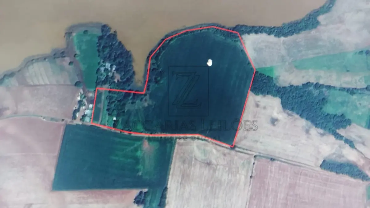 LOTE 001 - Parte Ideal de 10.000m², dentro do todo maior de Uma fração  de terras de cultura, com a área de oitenta mil metros quadrados (80.000,00), sem benfeitorias, situada  no lugar denominado São Roque, no 1º distrito deste município, com as seguintes confrontações: ao  Norte, com a estrada municipal; ao Sul, parte com terras de Manoel Machado e parte com terras de Erich  Sand; Leste com terras de Osmar Aldebrund; e, a Oeste, com terras dos doadores. MATRÍCULA Nº  9.874 do R. I. DA Comarca de Ibirubá RS.