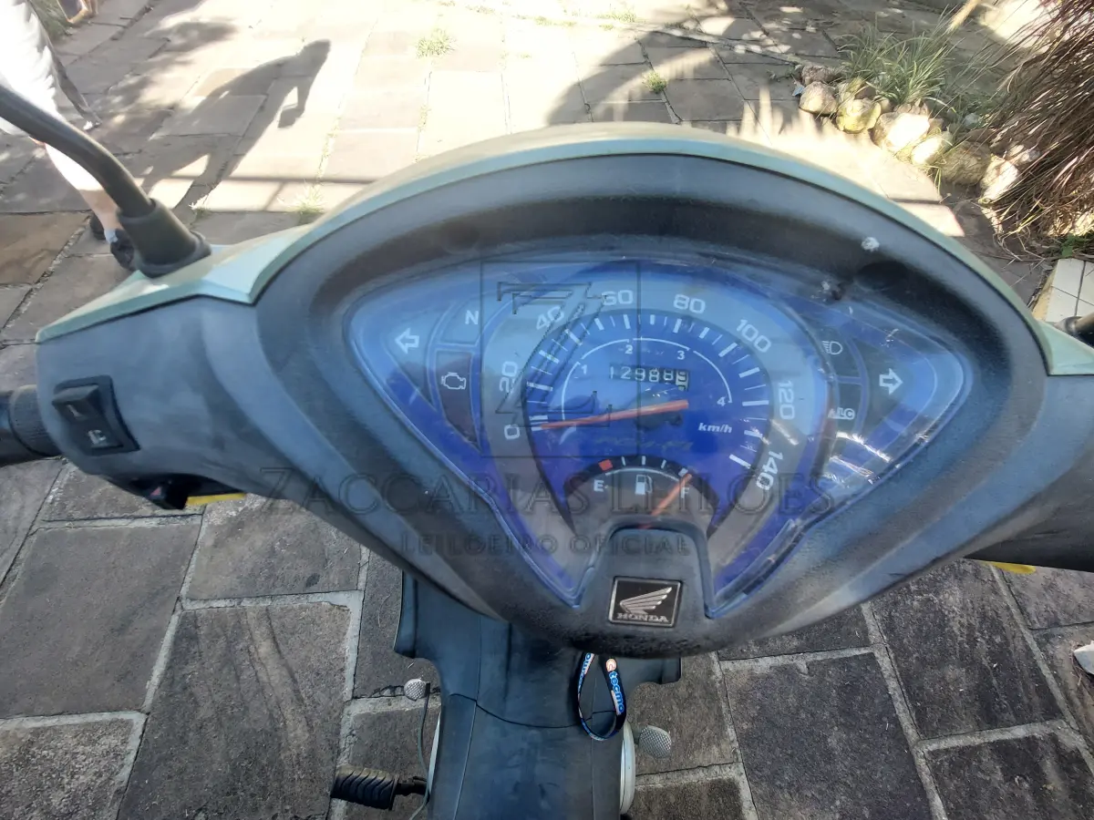 LOTE 015 - Uma motocicleta da marca HONDA/BIZ 125 ES, placa IRV8245, ano/modelo 2011/2011, na cor  verde, RENAVAM 00323749895.