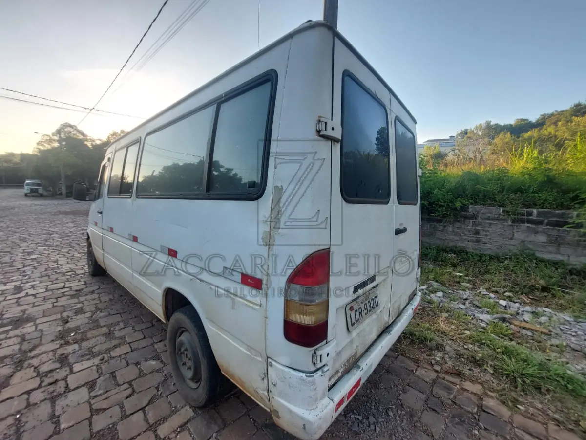 LOTE 007 - MP/M. BENZ 310D SPRINTER, placas LCR9320, na cor branca, ano/modelo 1998/1998,  RENAVAM 714205826, em regular estado de conservação.(Motor não funciona,  sem bateria,  lataria com vários amassados e ferrugens).