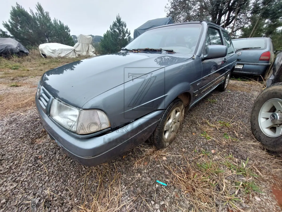 LOTE 014 - Um automóvel da marca VW-VOLKSWAGEN/SANTANA GLS 2000, placas BGG4044, na cor  cinza, ano/modelo 1991/1991, RENAVAM 434569437.