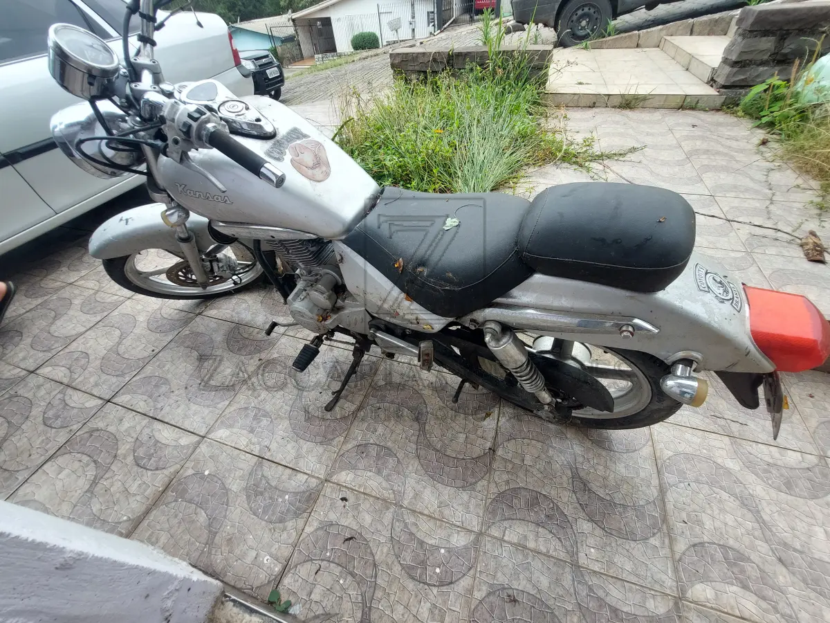 LOTE 015 - Uma motocicleta da marca DAFRA/KANSAS 150, placa MGP1137, na cor prata, ano/modelo  2008/2009, RENAVAM 179909215.