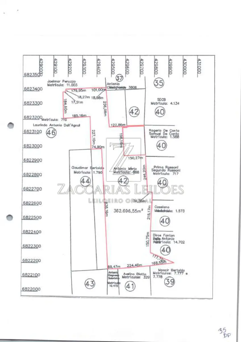 LOTE 001 - Parte ideal de 20.000m² (vinte mil metros quadrados), dentro do todo maior de UMA ÁREA DE TERRAS EM NOVA BASSANO RS, com a área de 504.285,83M², CONSTITUIDA DE: Lote rural nº 42 e 44 com a área de 407.082,83m², parte do lote rural nº 40 com 6.354,33m², lote rural nº 42”A” (sobra), com 85.245,00m², todos da Linha Benjamin Constant e de lote rural nº 39”A” da Linha Anita Garibaldi, com 5.604,00m², contendo um prédio de alvenaria, para residência, dois prédios de madeira para residência, um galpão-depósito de alvenaria, 3 galpões-confinamento-gado, de madeira, com pio de alvenaria, 1 galpão de madeira, abrigo-ovinos, 1 banheiro de concreto, para gado, com mangueira e balança, 2 açudes, 5 mil metros de cercas de arame liso e farpado, com 7 fios, e outras benfeitorias, tudo dentro das seguintes confrontações: ao Norte, dito imóvel é formado por uma linha quebrada com 3 segmentos de reta, confrontando o 1º a partir da confrontação leste, no sentido Leste-Oeste, com a linha Anita Garibaldi, com terras dos herdeiros de Artur Busatto, o 2º a partir da extremidade oeste do primeiro, no sentido sul-norte, com o lote nº 37“A”, da linha Anita Garibaldi e com o lote nº 40 “A” (sobra), da linha Benjamin Constant, e o 3º a partir da extremidade norte do segundo, no sentido Leste-Oeste, com os lotes 37 “A”, 41 “A” (sobras) e lote 39 da linha Anita Garibaldi: a oeste também e formada por uma linha quebrada com três segmento de reta, confrontando: o primeiro a partir da confrontação norte, no sentido norte-sul, com o lote nº 46”A” (sobra),da Linha Benjamin Constant e com o lote nº 46, da mesma linha, de João e Laurindo Antônio Dall’Agnol, o 2º, a partir da extremidade sul do 1º, no sentido oeste-leste, com terras do lote 44 da Linha Benjamin Constant, de Albino Angelo Bertoldo e o 3º, a partir da extremidade leste do 2º no sentido norte sul, também com terras do lote 44 de Albino Angelo Bertoldo: ao Sul, com o travessão de frente, com terras de Antônio Dagnese, de Avelino Biotto e outro e de Ardolino Bertoldo, com este, pela antiga estrada da linha: a Leste, o imóvel é formado por uma linha quebrada com 6 segmentos de reta, confrontando: o primeiro, a partir da extremidade leste da confrontação sul, no sentido sul-noroeste, com estrada de propriedade de Antônio Merlo, anteriormente de João Merlo, o 2º, a partir da extremidade noroeste do 1º, no sentido sul-norte, com o lote nº 40, da Linha Benjamin Constant, o 3º, a partir da extremidade norte do 2º no sentido oeste-leste, na extensão de 1,30 metros, com o lote nº 40, e o 4º, a partir da extremidade leste do 3º, no sentido sul-nordeste, na extensão de 350,00 metros, também com o mesmo lote nº 40, o 5º, a partir da extremidade nordeste do 4º, no sentido Leste-Oeste, na extensão de 31,00 metros, ainda, com o mesmo lote nº 40, e o 6º, a partir da extremidade oeste do 5º, no sentido sul-norte, até encontrar o ponto de partida da confrontação norte, com o mesmo lote nº 40 de Victorino Achyles Fanton e demais alterações conforme averbações ou registros nela constantes. MATRÍULA Nº 888, do Registro de Imóveis da Comarca de Nova Prata - RS.