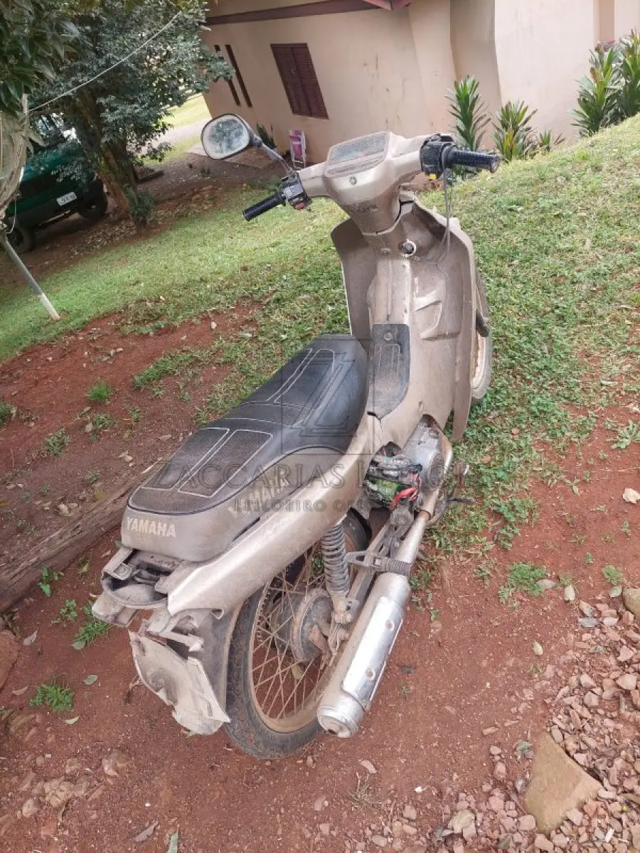 LOTE 011 - Uma motocicleta da marca YAMAHA/CRIPTON  T105E, placa ILB3117, na cor bege, ano/modelo 2002/2003, RENAVAM 798935634.