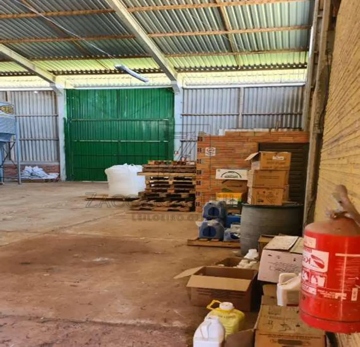 LOTE 001 - Estritamente as Benfeitorias, ou seja, 01 - Um pavilhão medindo 21,00m x 25,30m, num total de 531,30 m². Avaliada em R$ 494.300,00 (quatrocentos e noventa e quatro mil e trezentos reais) e 02 - Uma construção onde funciona o escritório 12,00m x 6,60m, num total de 79,20m². Avaliada em R$ 52.728,00 (cinquenta e dois mil, setecentos e vinte e oito reais), edificadas sobre  Parte ideal com área ideal de 3.390,00m², conforme contrato de compra e venda anexado ao Laudo de Avaliação, dentro do todo maior do “LOTE 01, da Quadra B, do Loteamento Industrial, destinado à edificação e instalação vínculada à atividade agroindustrial ou industrial, em André da Rocha - RS, com a área de 15.010,50m², medindo 122,80m de frente, ao OES-SUDOESTE, à Rua Marcolino Pereira Vieira, lado par, por 185,74m de extensão da frente ao fundo por um lado, ao LÉS-SUDESTE, com a Rua C, para onde também faz frente e com quem forma esquina, e 114,47m também da frente ao fundo, pelo outro lado, ao OÉS-NOROESTE, com a Rua A, para onde também faz frente, entestando no fundo ao NOR-NORDESTE, onde mede. 100,00m com a Rua B. MATRÍCULA nº 18.214, do R. I. da Comarca de Nova Prata/RS.