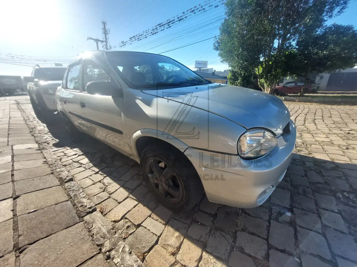 LOTE 013 - Um automóvel da marca GM/CORSA WIND, placas IJM2C28, na cor prata, ano/modelo 2000/2001,  à gasolina, RENAVAM 736664084.