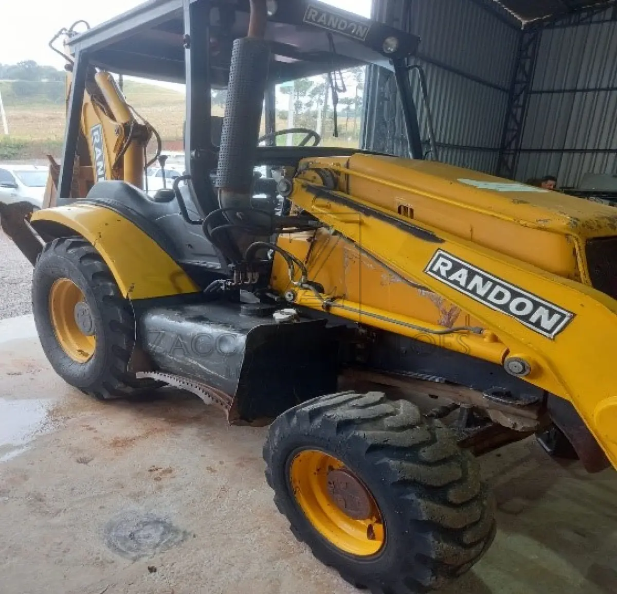 LOTE 005 - RETROESCAVADEIRA Randon RK406 ano 2013 traçada. Em uso.